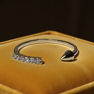 Elegant Gold Arrow Women's Ring